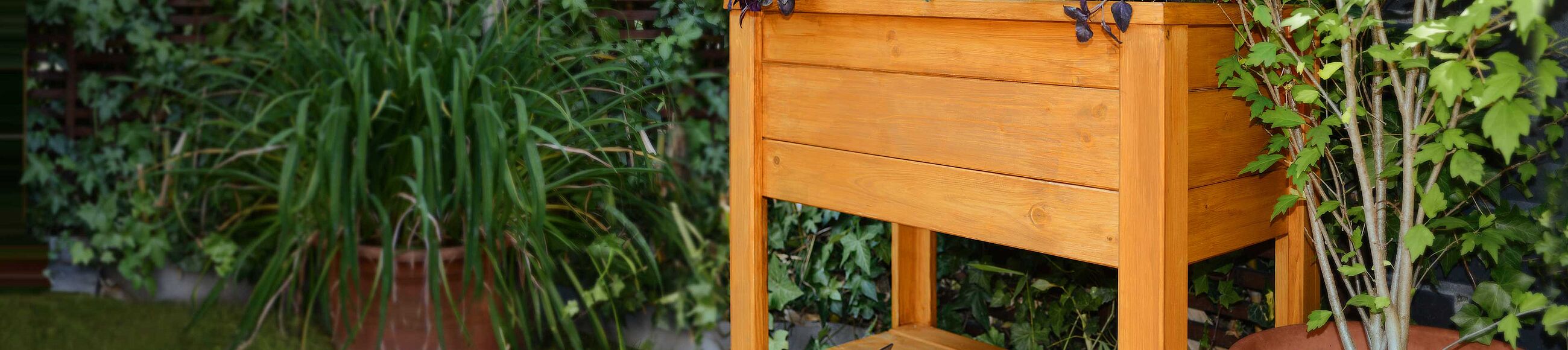 Ein fertig lasiertes Hochbeet aus Holz 