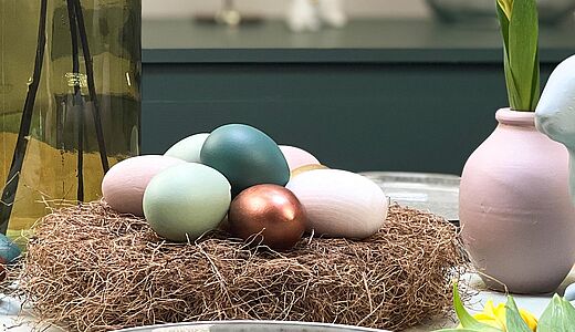 Pastellfarbene Ostereier selbst machen mit dem Feine Farben Sprühlack