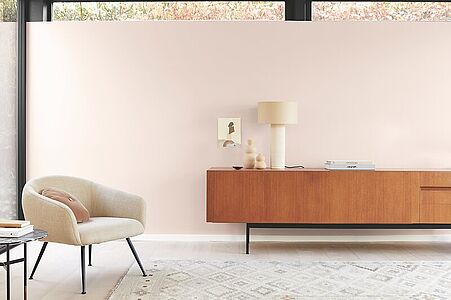 Vornehmes Graurosa. Ein in diesem verträumten und romantischen Farbton gestrichenes Wohnzimmer mit Mid-Century-Sideboard.