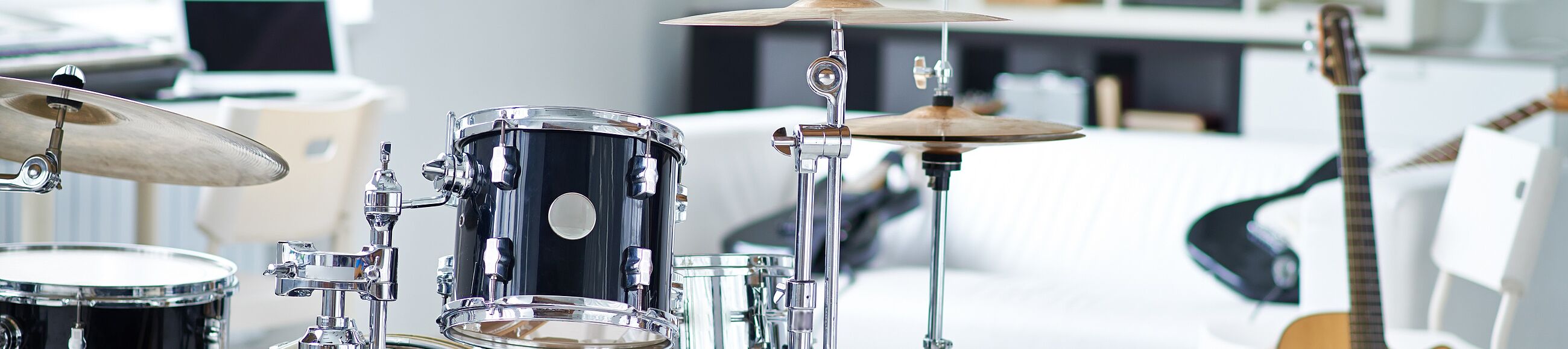 Ein in hellen Farbtönen gestaltetes Musikzimmer 