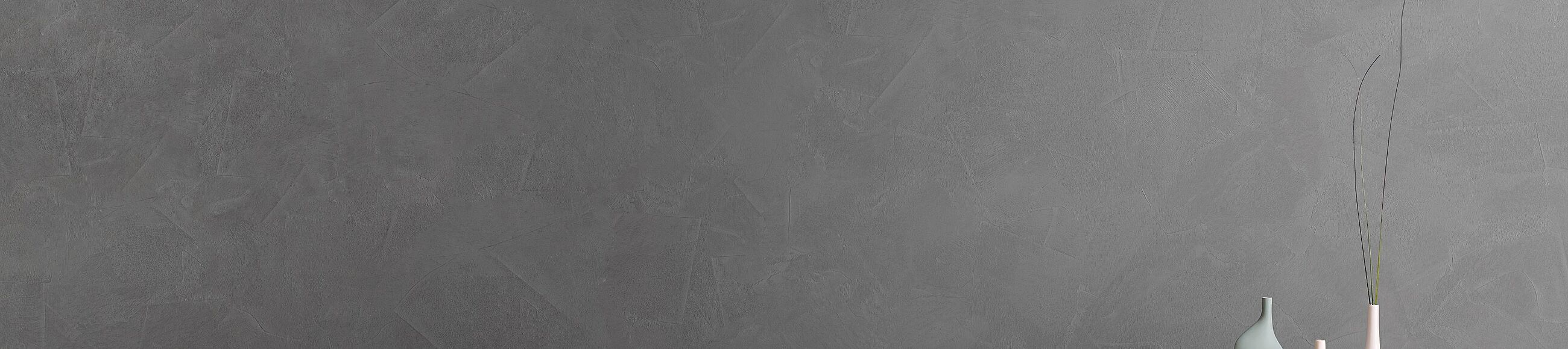 Drei Vasen vor einer in Beton-Wandfarbe gestrichenen Wand