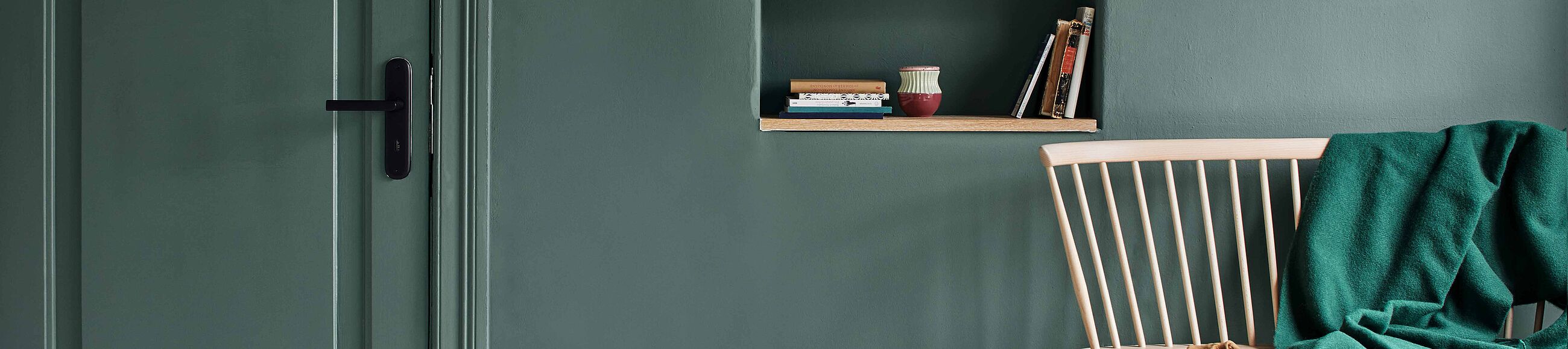 Dunkel grüne Wand und lackierte Tür in Alpina Feine Farben Held des Waldes