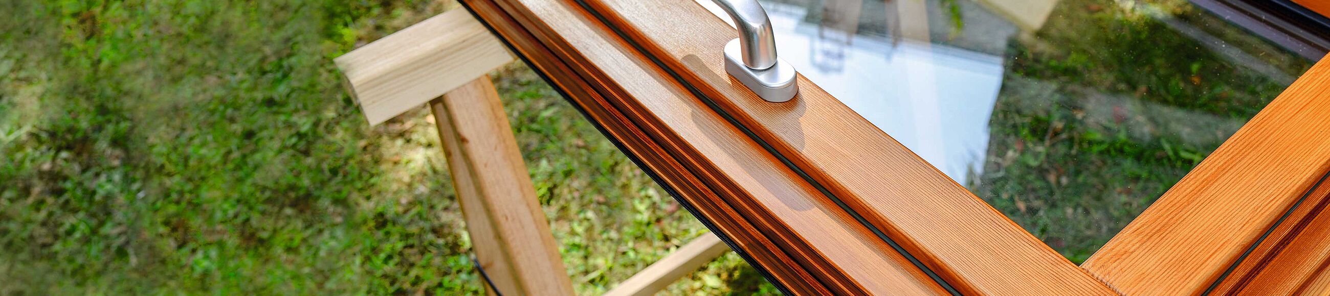 Ein Fenster mit Holzrahmen auf einem Arbeitsbock 