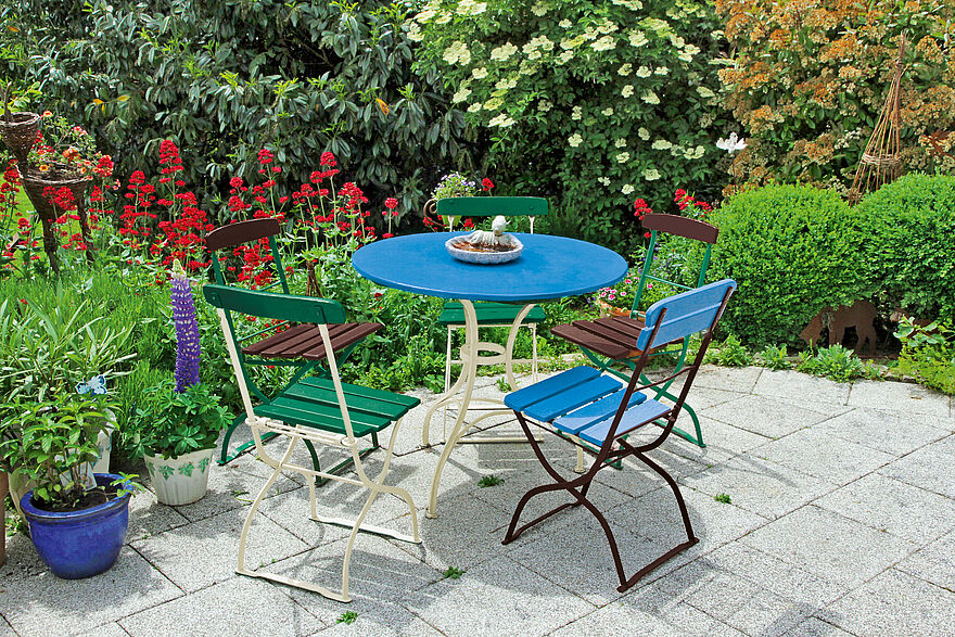 Holz und Metall Garten Terrassen Möbel in grün und blau gestrichen mit Alpina Lacke.