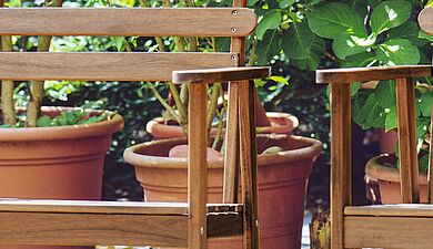 Gartenmöbel reinigen und pflegen - Alpina Farben