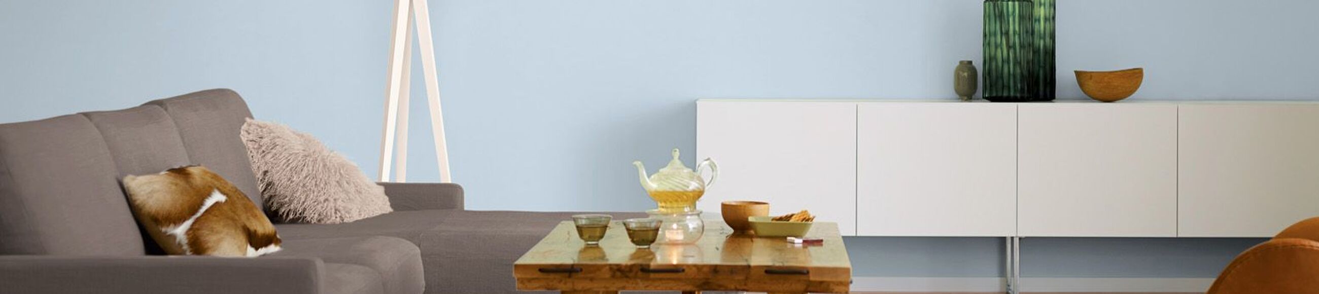 Wohnzimmereinrichtung vor Wand in Hellblau