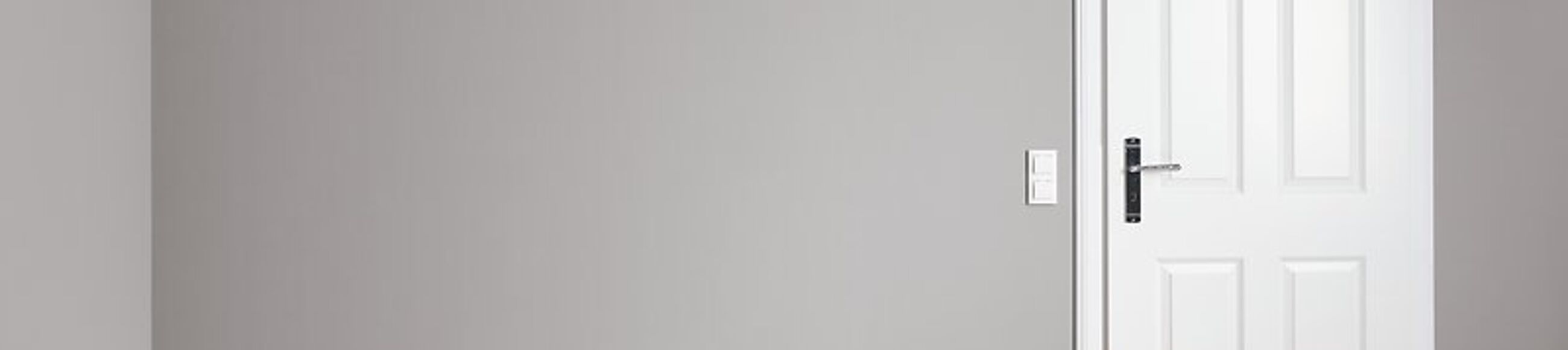 Ein dunkelgrau gestrichenes Zimmer