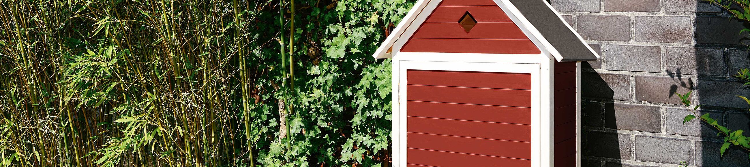 Ein Geräteschuppen auf einer Terrasse im Garten 