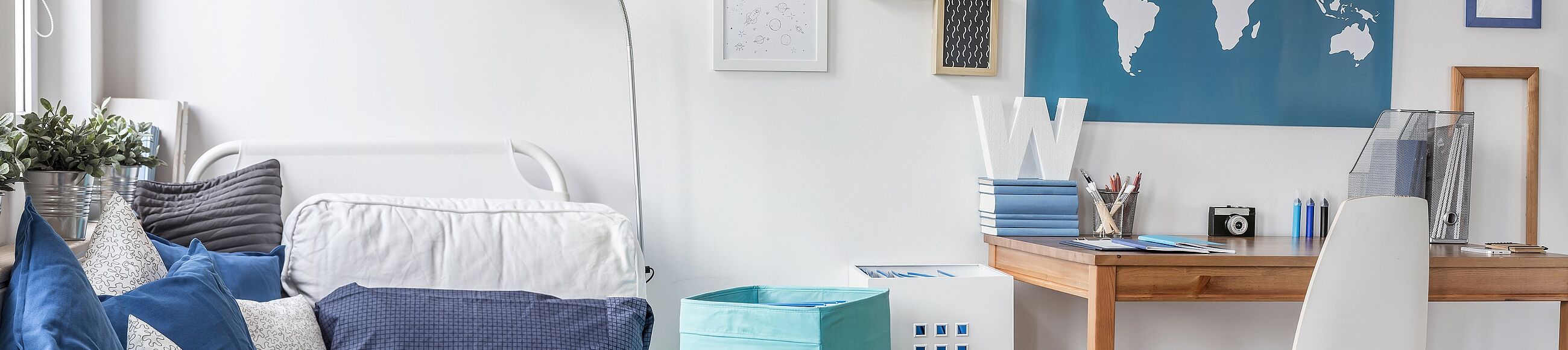 Jugendzimmer in Blau und Weiß