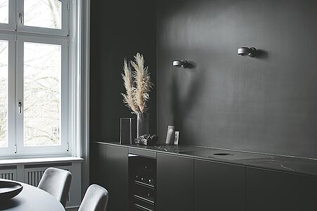 Mystisches Anthrazit. Eine in diesem kraftvollen Dunkelgrau gestrichene Küche mit moderner Küchenzeile im selben Farbton.