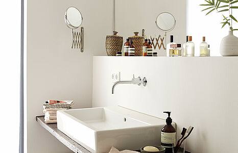 Ruhiges Hellbeige. Ein Badezimmer-Waschtisch vor einer in diesem ruhigen und gelassenen Beige-Ton gestrichenen Wand.