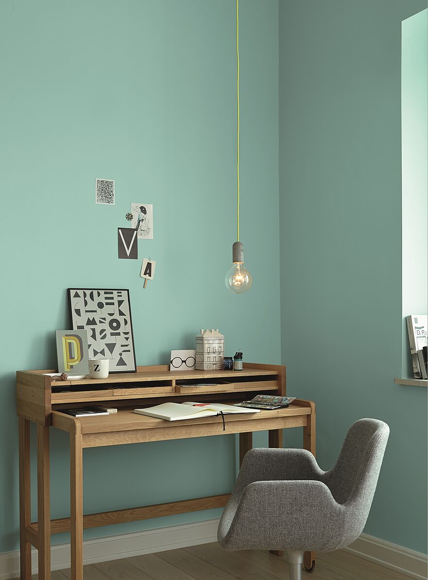 Mintgrüne Wandfarbe im Arbeitszimmer.