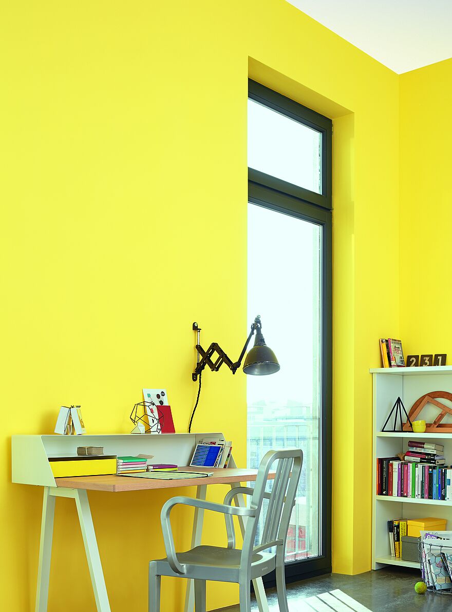 Hellgelbes Arbeitszimmer mit weißen Möbeln