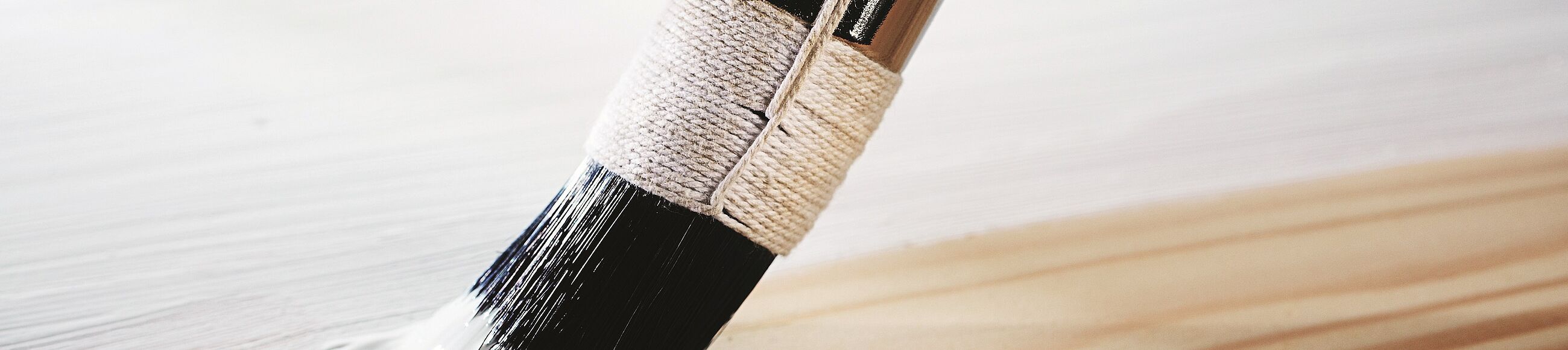 Holz lackieren mit Rundpinsel und Weißlack