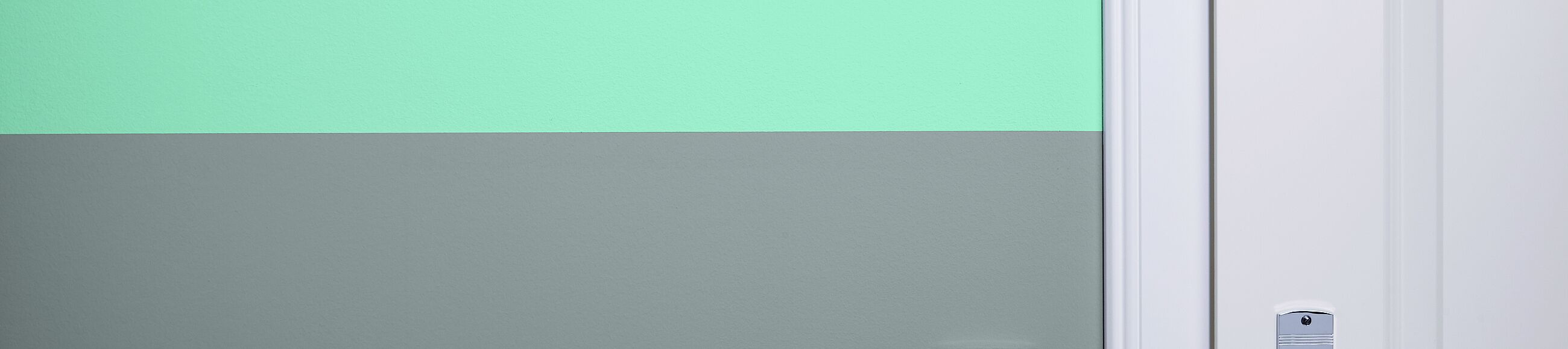 Eine Wand mit einem grünen und einem grauen Farbstreifen