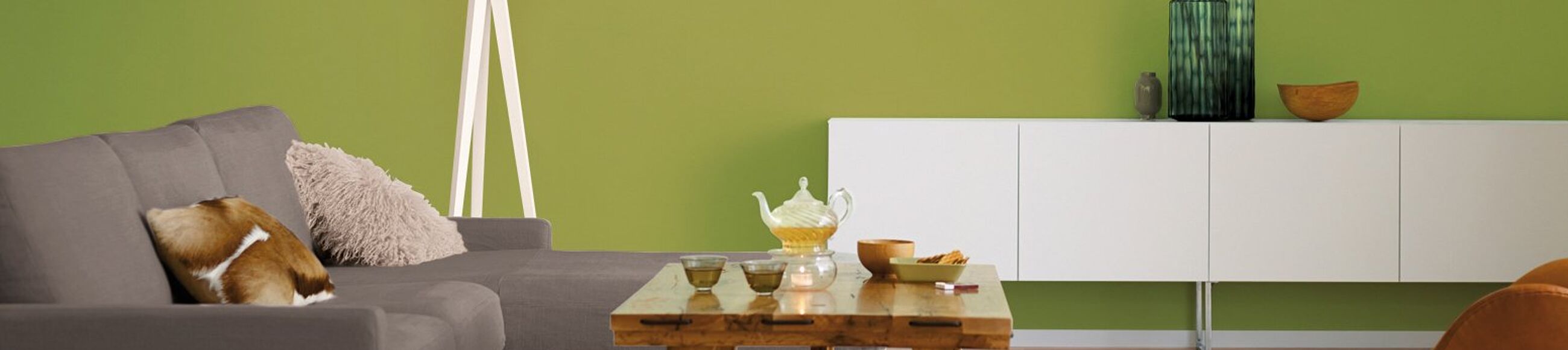 Wohnzimmereinrichtung vor Wand in Olivgrün