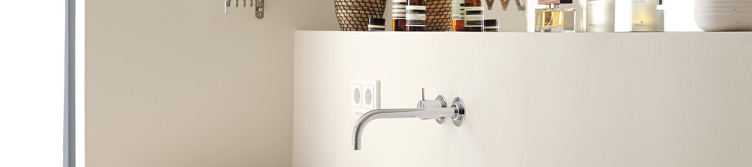 Waschtisch in einem Badezimmer vor Wand in Beige