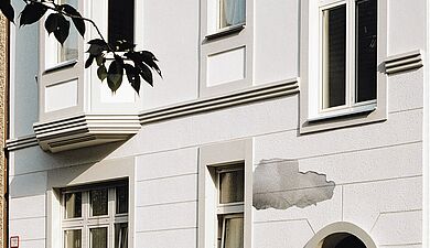 Tipps zum Streichen abblätternder Fassaden - Alpina Farben