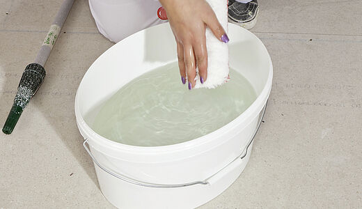 Werkzeugreinigung nach dem Streichen der Fassade