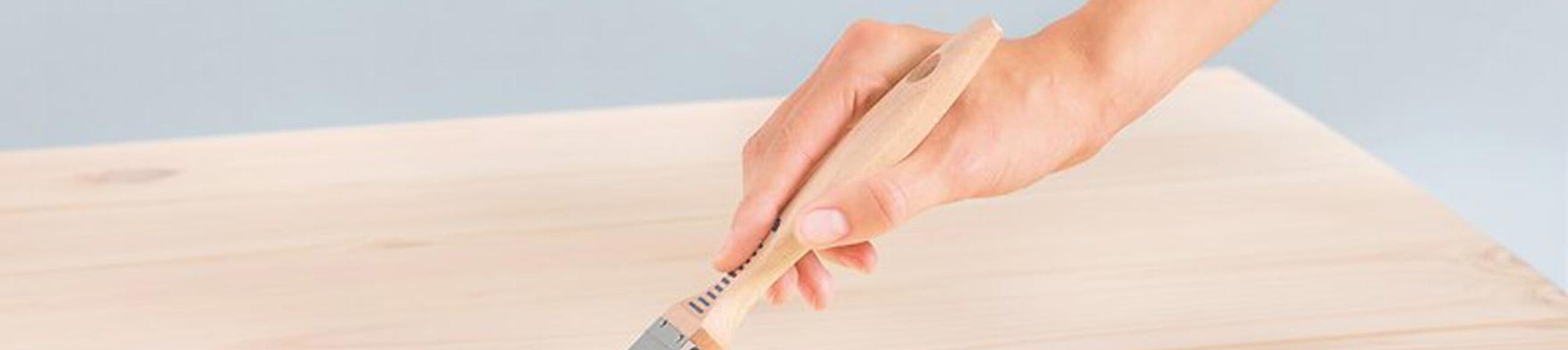 Eine Grundierung wird mit einem Pinsel aufgetragen