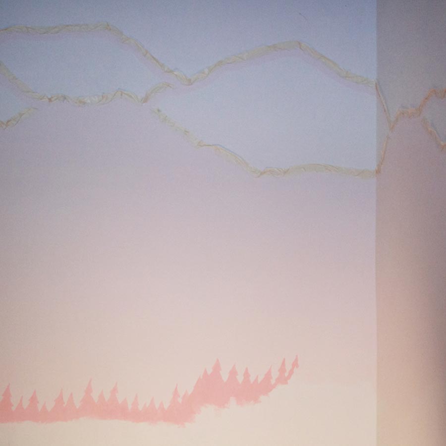 DIY selbstgemachte rosa Wanddekoration Berglandschaft für das Kinderzimmer.