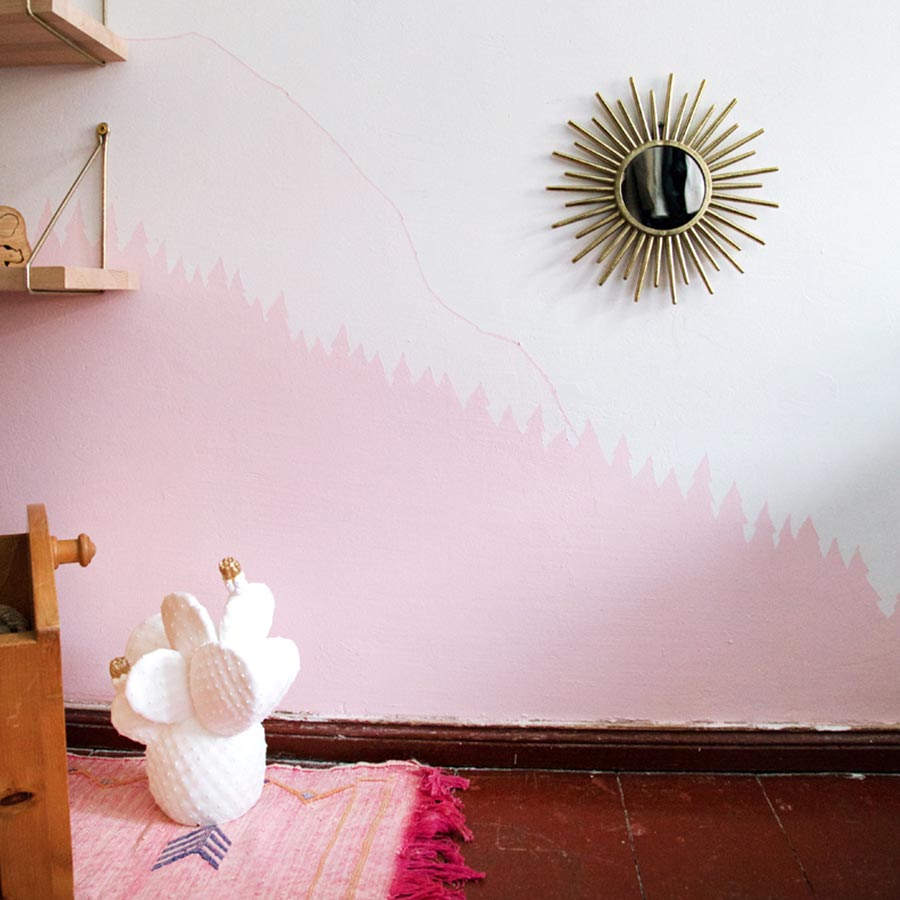 Rosa farbene Wanddekoration in der Kinderzimmer Spielecke.