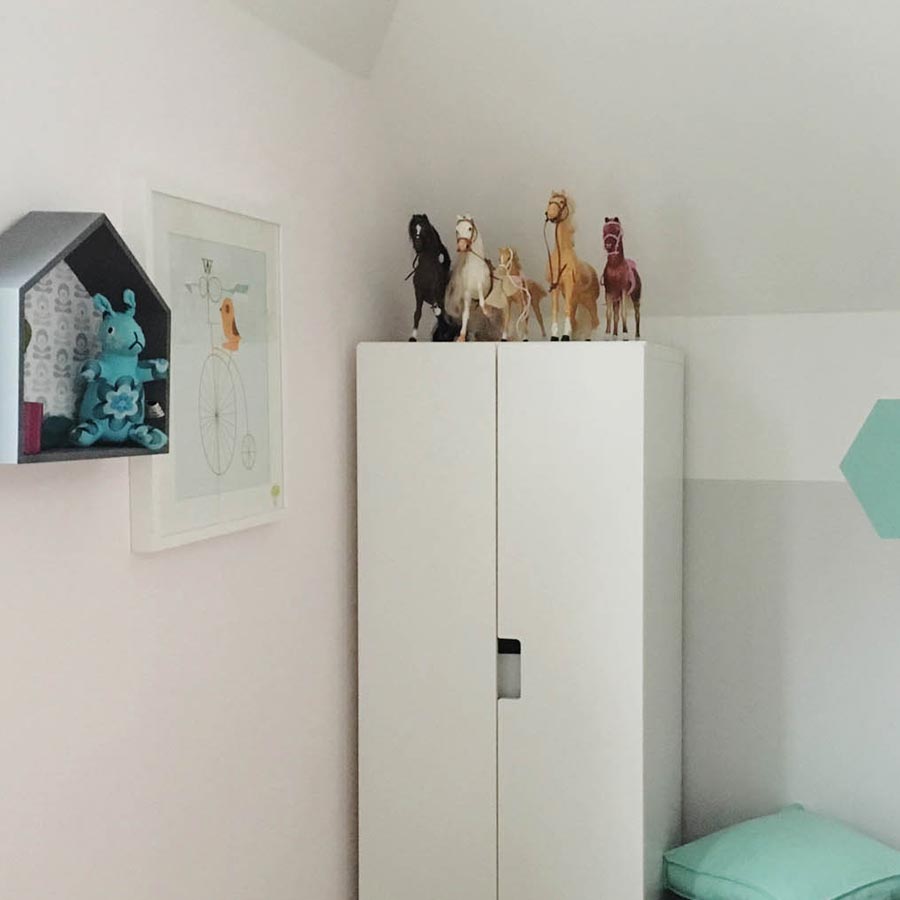 Weißes Kinderzimmer mit türkisen und grauen Waben.