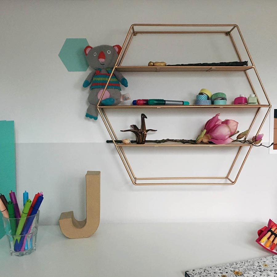 Kupfernes Metallregal in Wabenform.