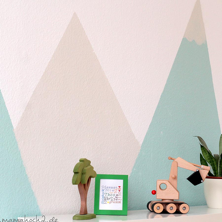 Blaue und beigene Berge als Wanddekoration im Kinderzimmer.