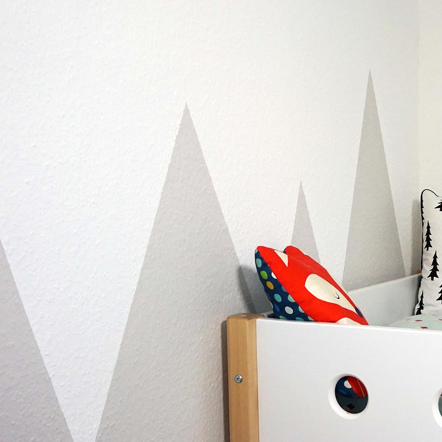 Close-Up einer grauen Wanddekoration im Kinderzimmer.