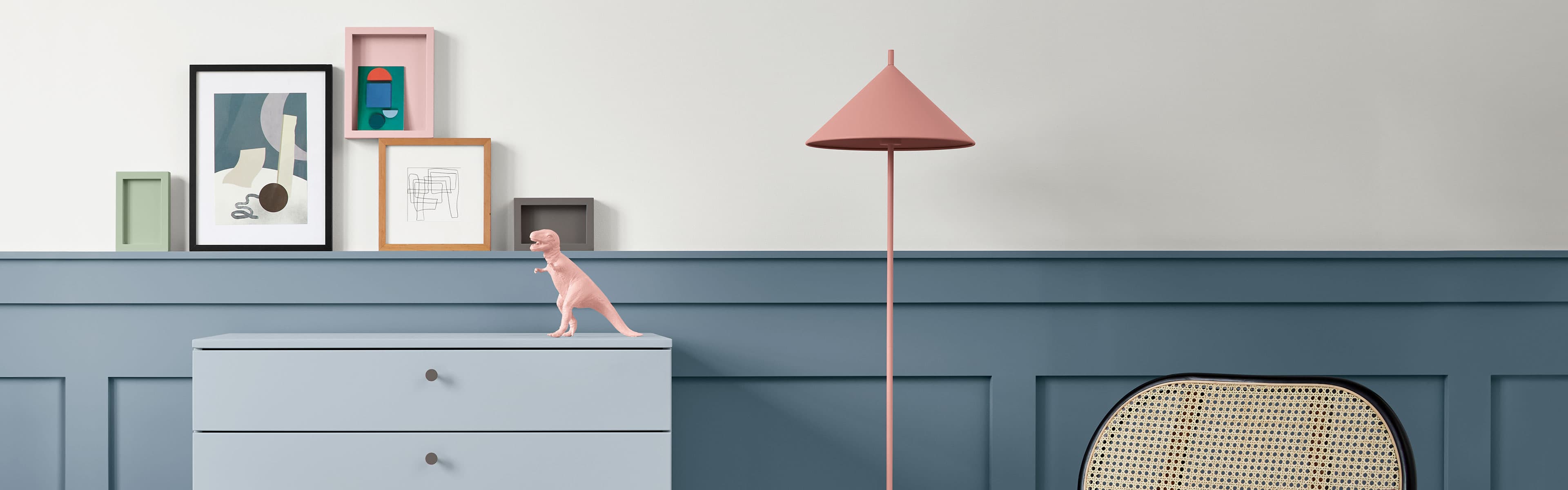 Alpina Feine Farben Buntlacke - Edelmatte Premium-Lacke für innen. Entdecken Sie zeitlose Farbnuancen inklusive Schwarz und Weiß für Möbel und alle Objekte aus Holz und Metall.