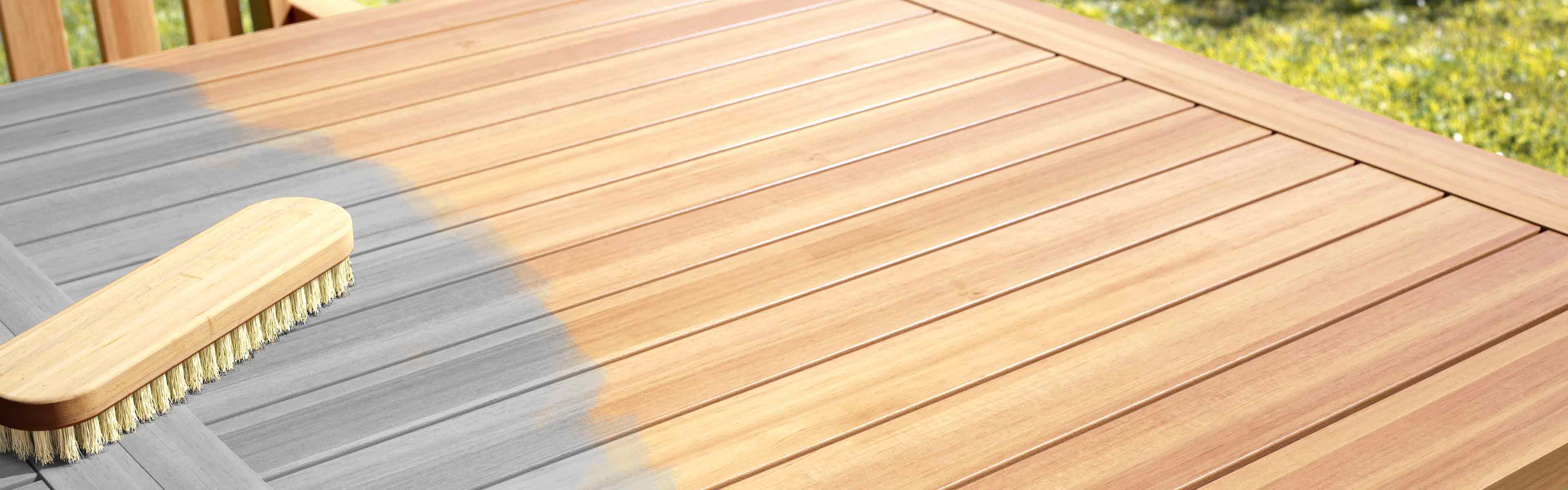 Holz-Reiniger für außen - Optimale Vorbehandlung für die intensive Pflege von Holz im Außenbereich