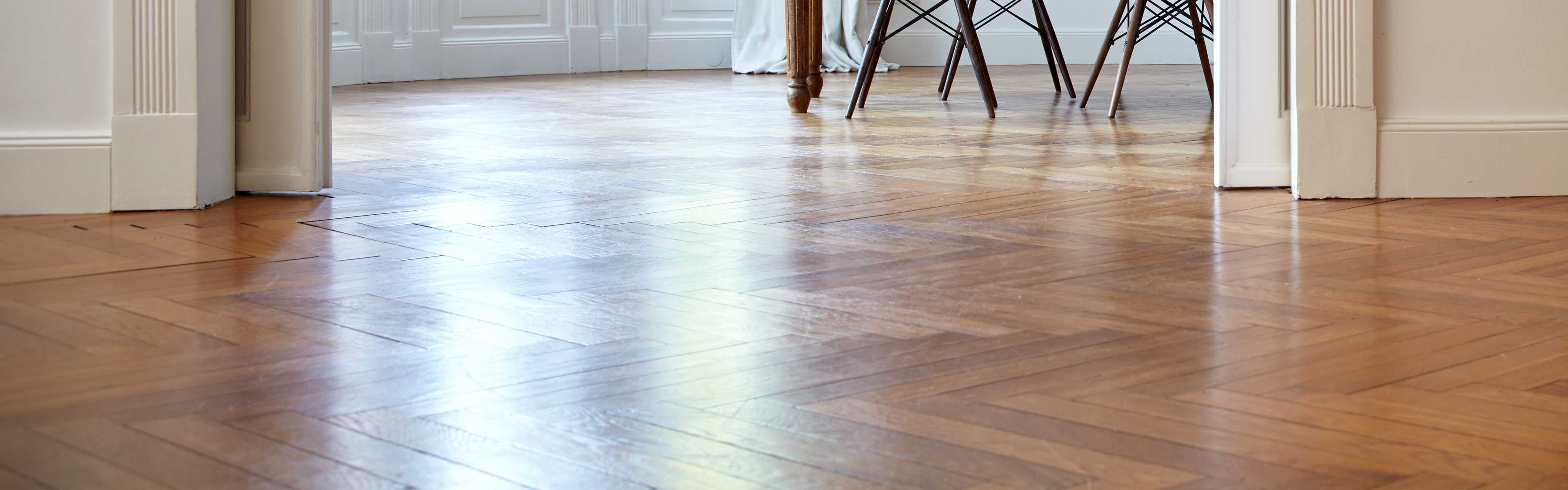 Farblose Alpina Klarlacke für Holz im Innenbereich - Klarlacke für Möbel, Parkett, Türen oder Treppen - mit den transparenten Alpina Klarlacken finden Sie die optimale Lösung zum Schutz Ihrer Holzflächen.