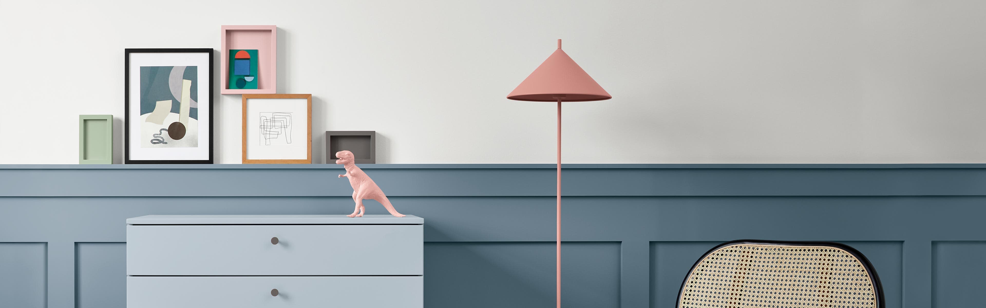 Alpina Feine Farben Lacke zum Streichen und Sprühen - Edelmatte Premium-Lacke für Möbel und Holzobjekte im Innenbereich – zeitlose Buntlacke zum Streichen oder als Sprühlack in einzigartigen Farbnuancen inkl. Schwarz, Weiß und Metallicfarbtönen.