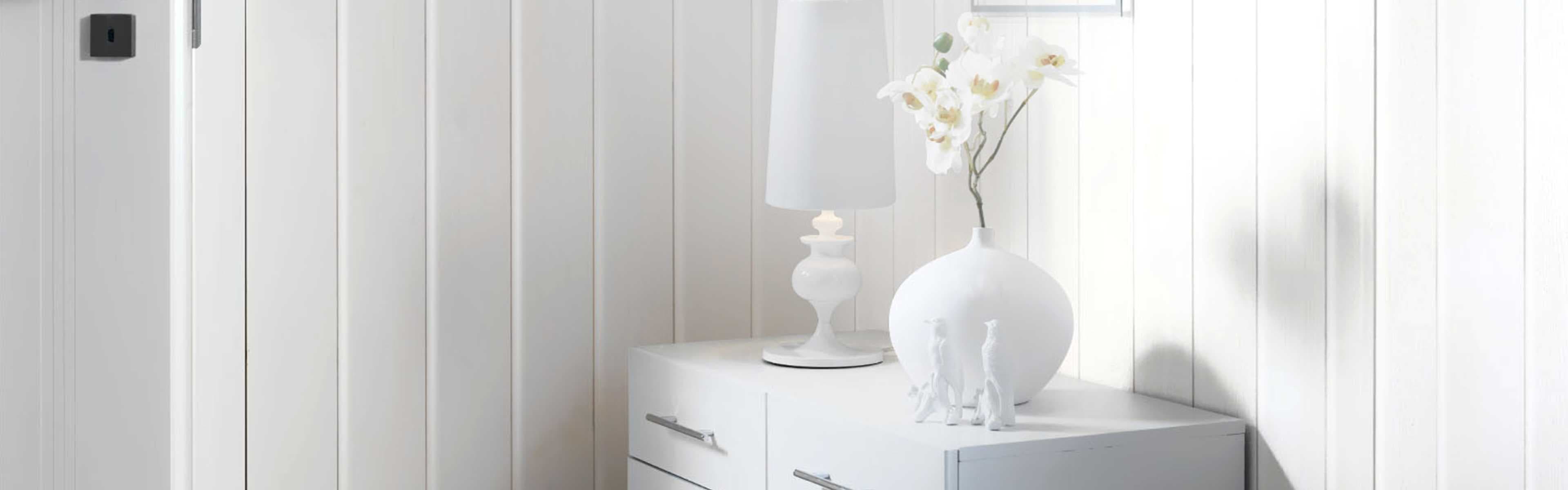 Alpina Weißlacke für innen zum Streichen, Sprühen oder als SOS Weißlack - Weiße Lacke zum Streichen oder als Sprühlacke für Möbel und alle Objekte aus Holz, Metall oder Kunststoff im Innenbereich. Für jedes Lack-Projekt der perfekte Weißlack in den Glanzgraden extra matt, seidenmatt oder glänzend.