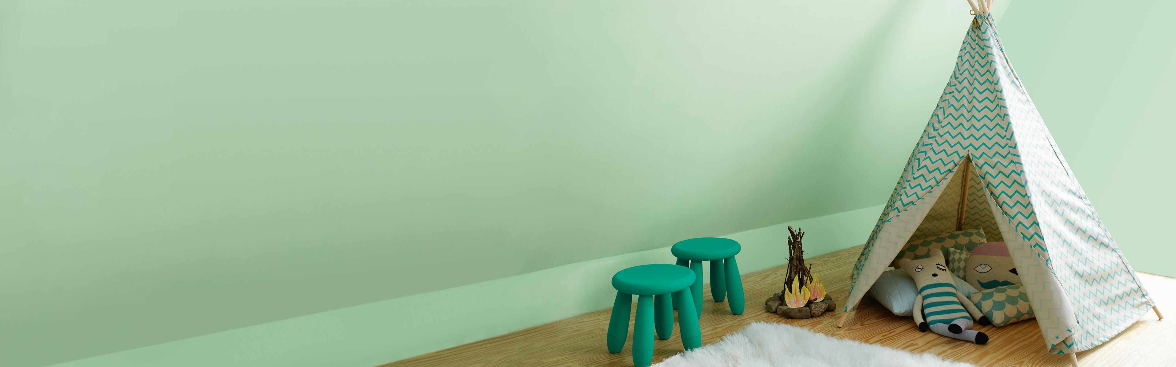 Ein Kinderzimmer mit einer hellgrünen Wand