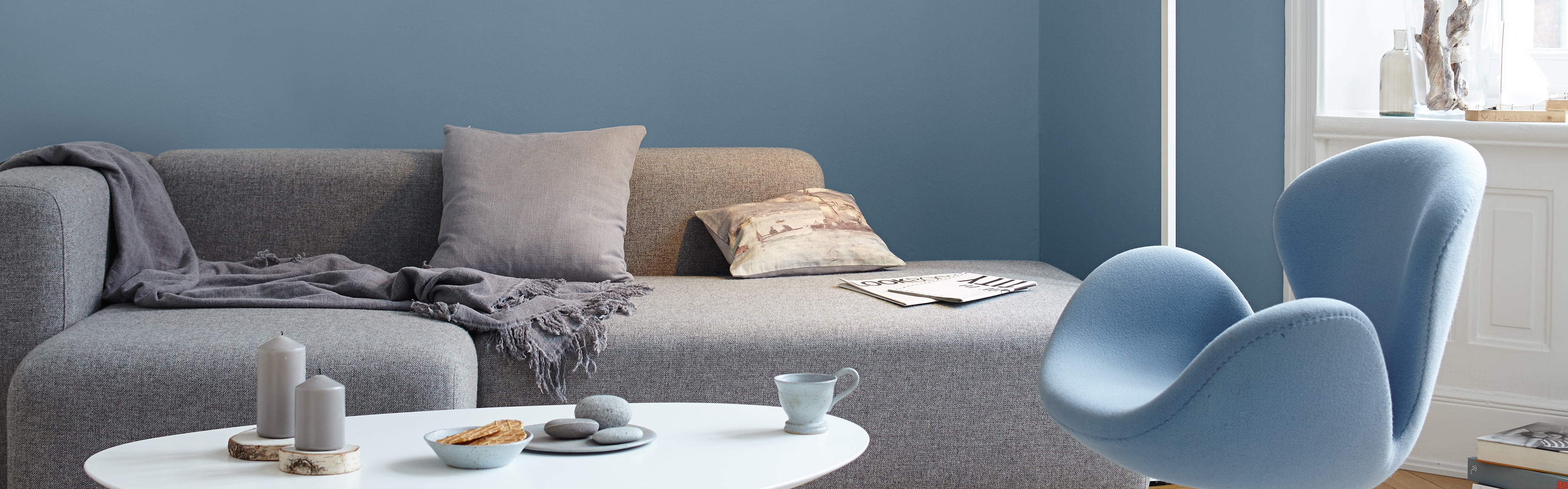 Ein Wohnzimmer mit blau gestrichener Wand