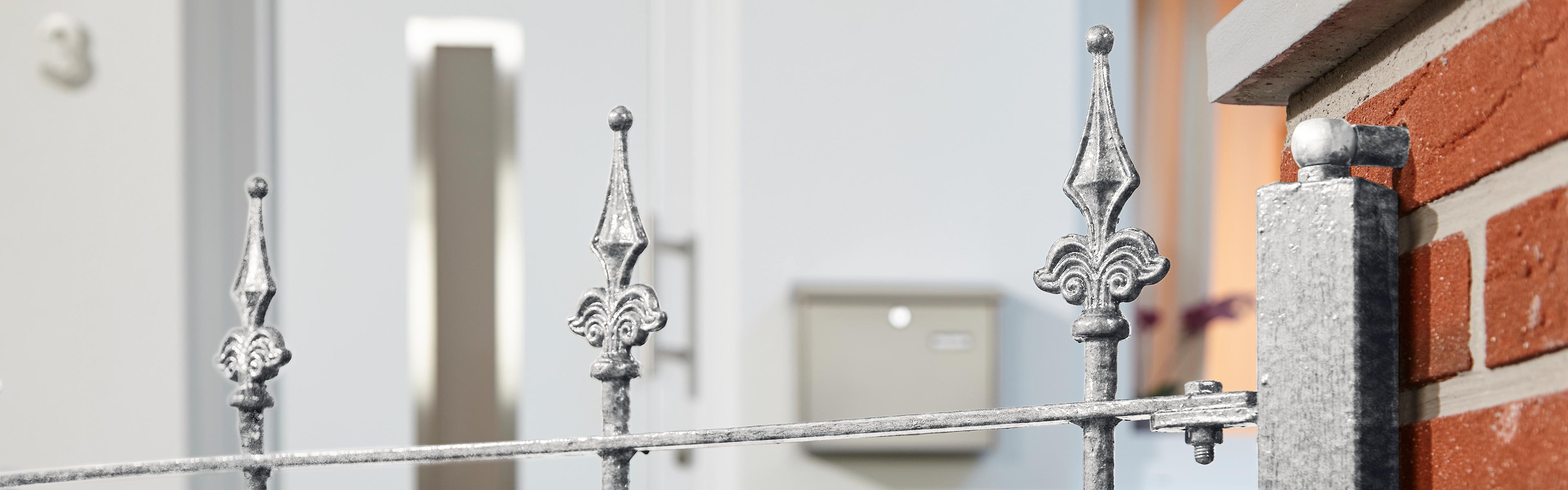 Ein schmiedeeiserner Metallzaun