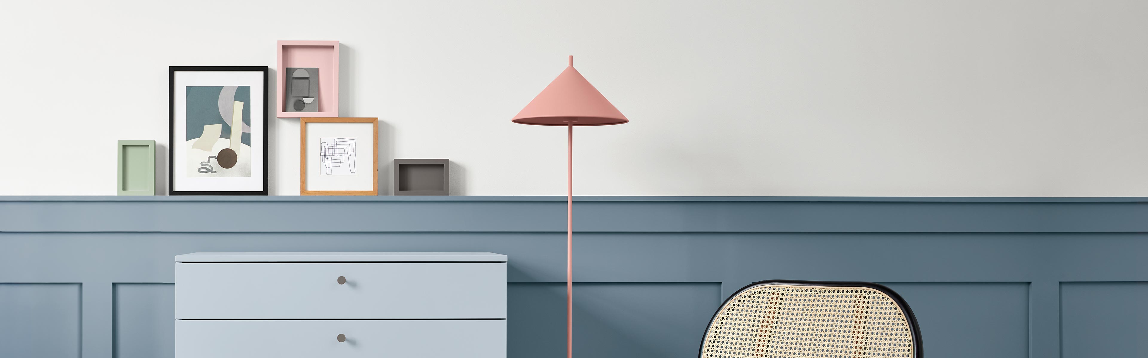 Bunte Möbel vor einer blaue Wandvertäfelung